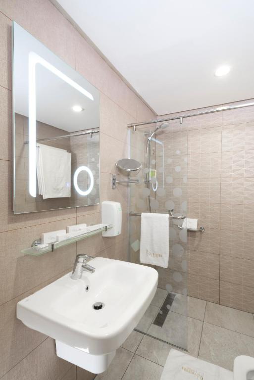 Deluxe Double Room — Street View